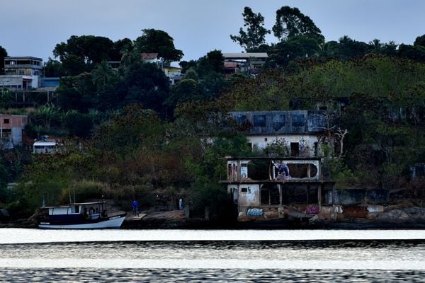 Exposição artística nas ruínas da Ilha da Pólvora por Fernando Madeira