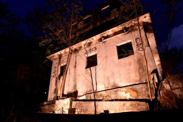 Exposição artística nas ruínas da Ilha da Pólvora por Fernando Madeira