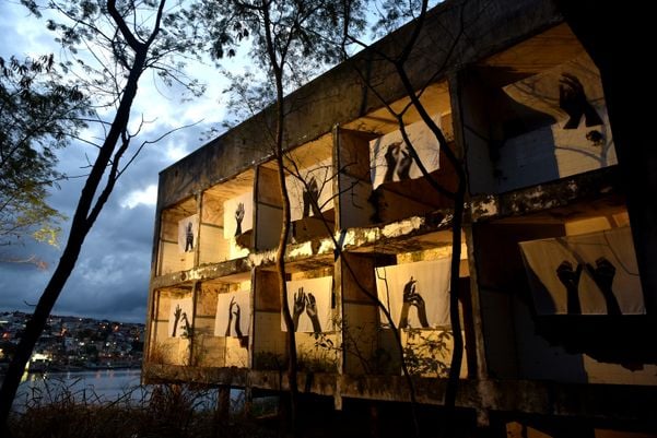 Exposição artística nas ruínas da Ilha da Pólvora por Fernando Madeira