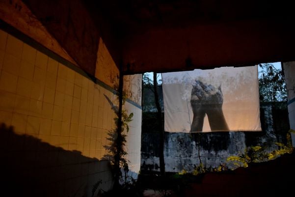 Exposição artística nas ruínas da Ilha da Pólvora por Fernando Madeira