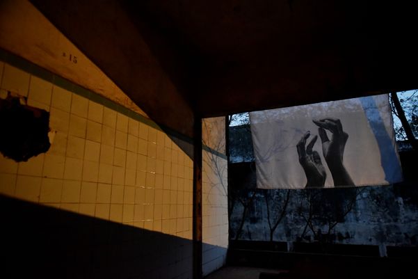 Exposição artística nas ruínas da Ilha da Pólvora por Fernando Madeira