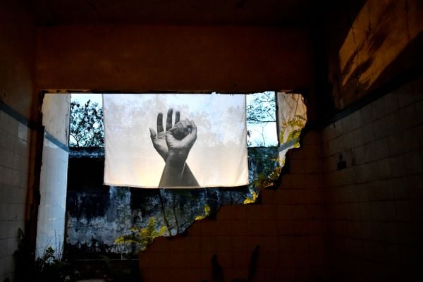 Exposição artística nas ruínas da Ilha da Pólvora por Fernando Madeira