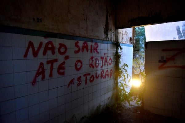 Exposição artística nas ruínas da Ilha da Pólvora por Fernando Madeira