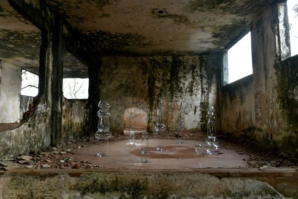 Exposição artística nas ruínas da Ilha da Pólvora por Fernando Madeira