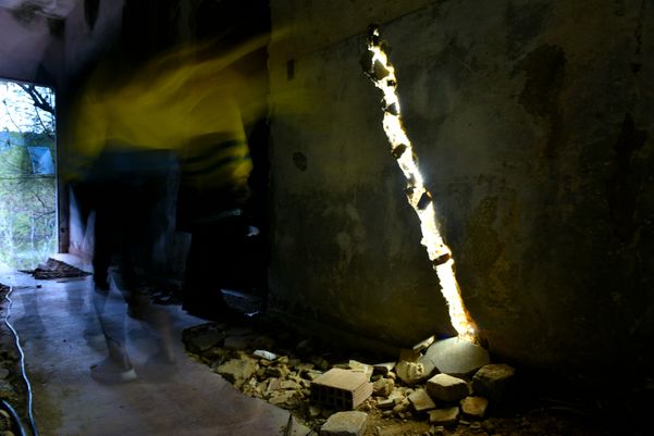 Exposição artística nas ruínas da Ilha da Pólvora por Fernando Madeira