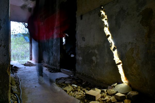 Exposição artística nas ruínas da Ilha da Pólvora por Fernando Madeira