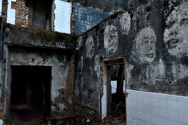 Não sair até o rojão estourar - Exposição artística nas ruínas do antigo hospital, na Ilha da Pólvora, em Vitória