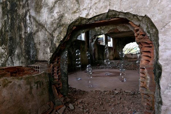 Exposição artística nas ruínas da Ilha da Pólvora por Fernando Madeira