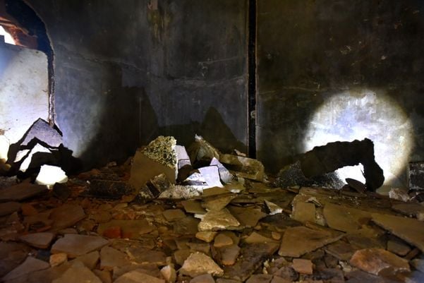 Exposição artística nas ruínas da Ilha da Pólvora por Fernando Madeira