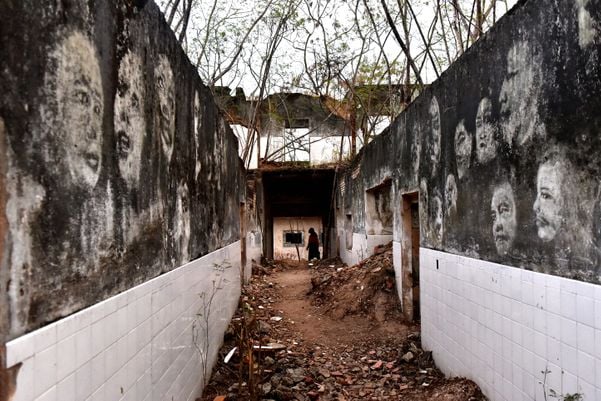 Exposição artística nas ruínas da Ilha da Pólvora por Fernando Madeira