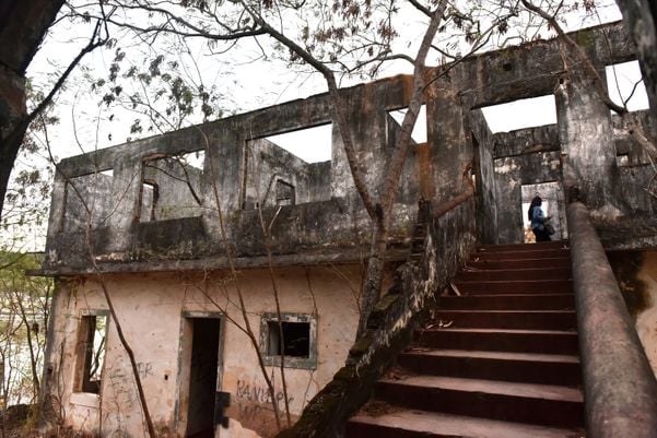 Exposição artística nas ruínas da Ilha da Pólvora por Fernando Madeira