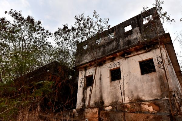 Exposição artística nas ruínas da Ilha da Pólvora por Fernando Madeira