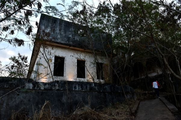 Exposição artística nas ruínas da Ilha da Pólvora por Fernando Madeira