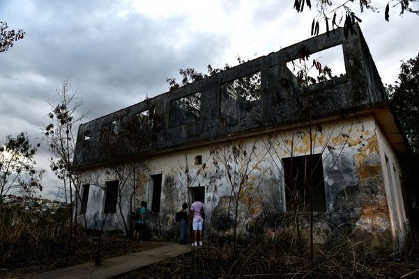 Exposição artística nas ruínas da Ilha da Pólvora por Fernando Madeira