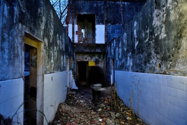 Exposição artística nas ruínas da Ilha da Pólvora por Fernando Madeira