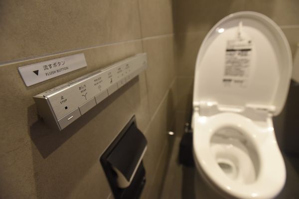 Privadas japonesas chamam atenção por botões e múltiplas funcionalidades por Vitor Jubini