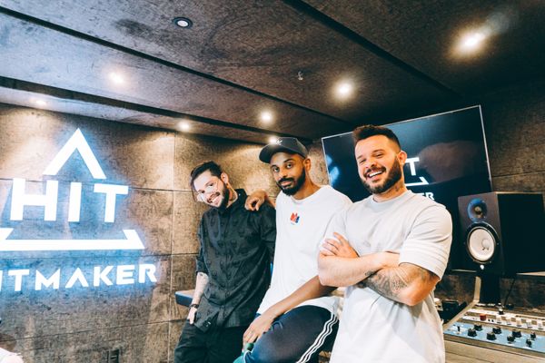 Produtores de sucessos de Anitta e Lexa, o Hitmaker está se lançando como trio musical