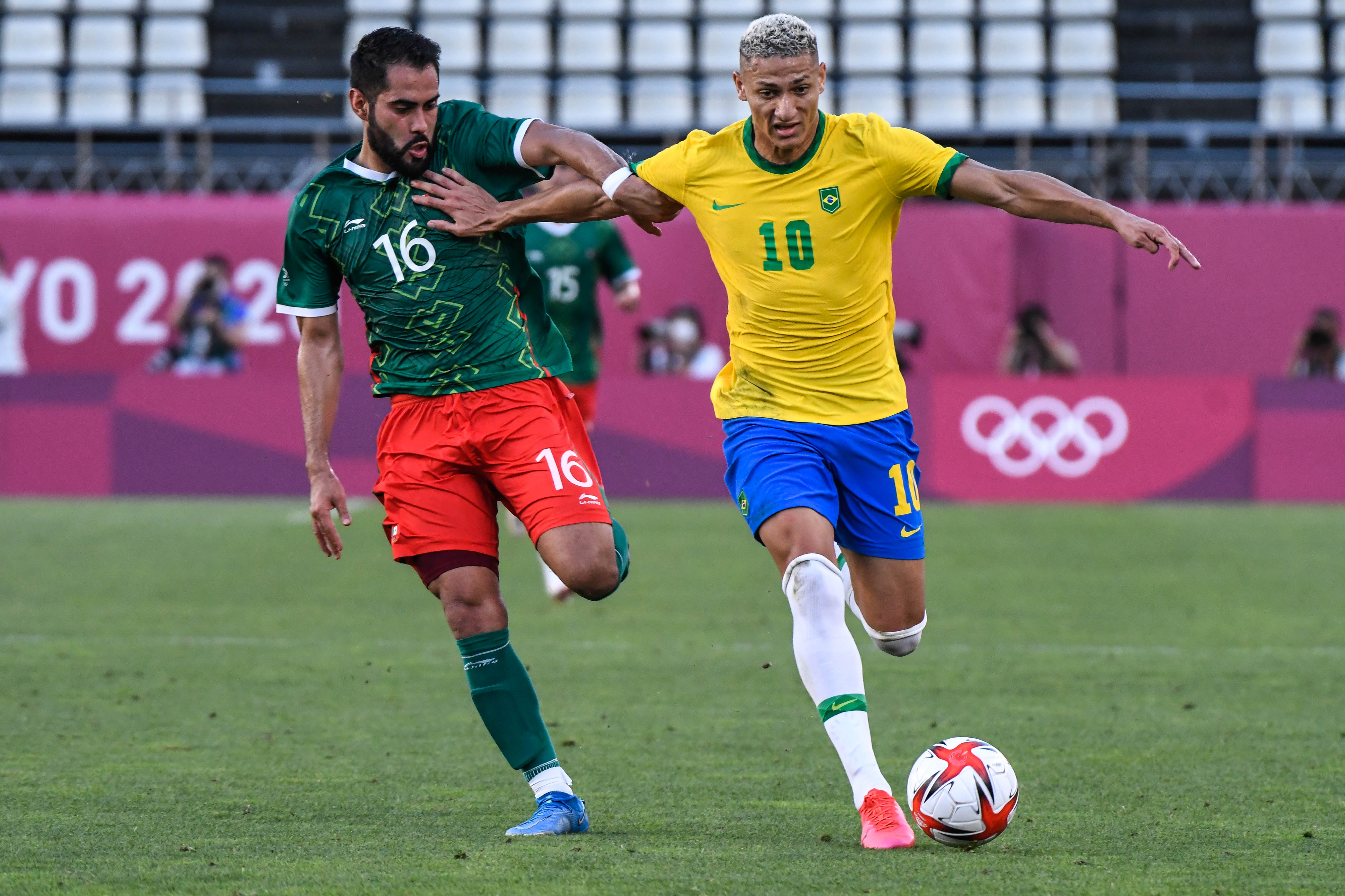 Santos defende pênalti, Brasil vence o México e disputará o bi