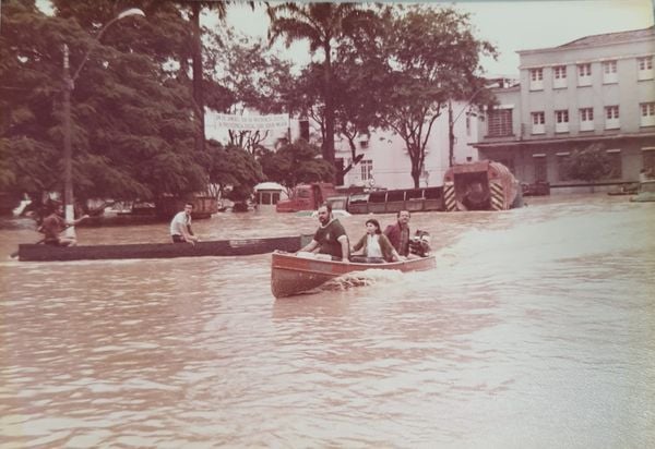 1979: moradores de barco na praça municipal de Colatina