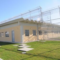 Unidade prisional foi alvo de diversos disparos na noite do último domingo (11); caso é investigado pela Polícia Civil