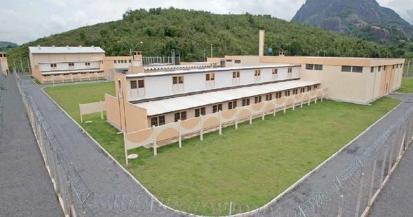 Além de estabilizar o crescimento da população prisional, a Sejus aumentou sua capacidade de vagas, construindo 3 novas unidades no último triênio (a terceira será inaugurada em 2022), diminuindo, assim, a superlotação
