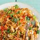 Imagem - Veja como preparar um saboroso yakisoba de frango com legumes
