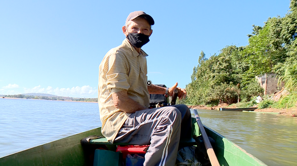 O pescador Ilton Ponche no barco, sem conseguir pescar no Rio Doce
