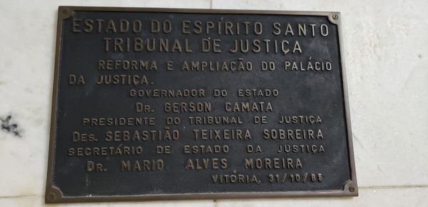Placa afixada na entrada do salão do júri do Fórum Criminal de Vitória