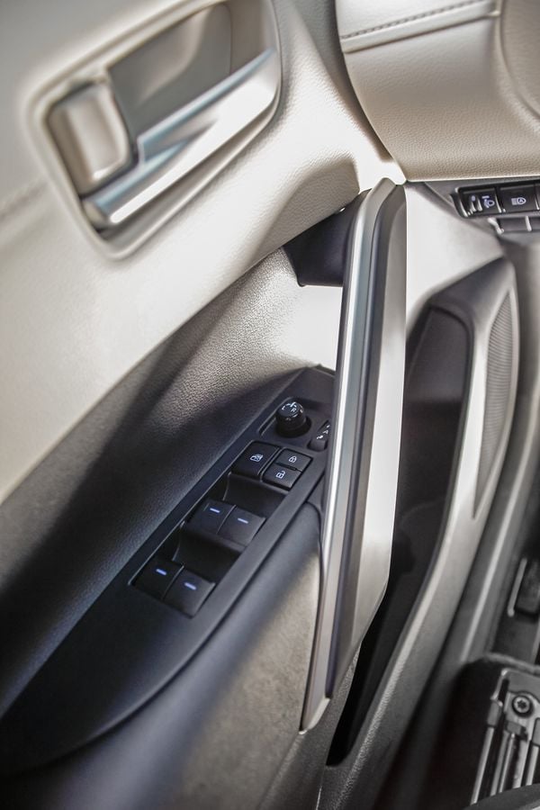 Na versão testada, o interior é num tom bege, mesma cor dos bancos, dando um aspecto mais nobre ao veículo  por Toyota/Divulgação 