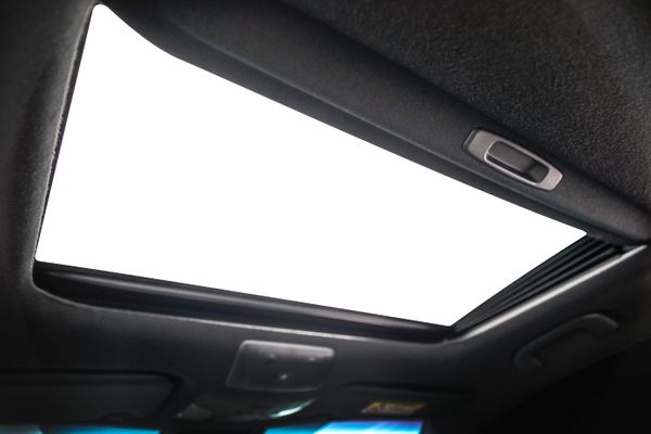 A versão XRX, topo de linha, já vem com teto solar como item de série por Toyota/Divulgação
