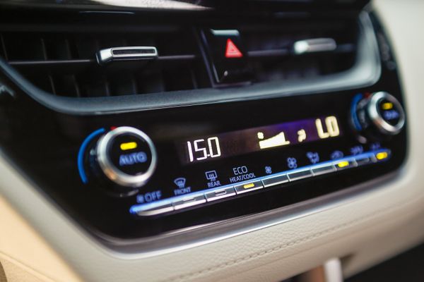 O Corolla Cross possui ar-condicionado digital dual-zone na versão XRX por Toyota/Divulgação