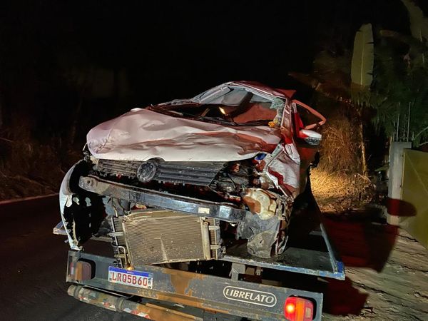 Veículo ficou totalmente destruído após ser atingido por caminhão em acidente em Cachoeiro de Itapemirim
