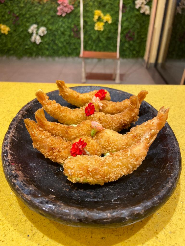 Camarão empanado servido com aioli de coentro do A Casa Parrilla Bar, em Vila Velha