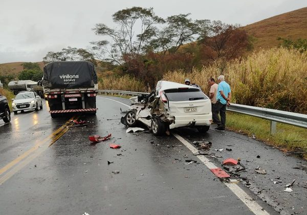 Carro de passeio e um caminhão bateram no trevo de Apiacá, na ES 297. Crédito: Colaboração| Telespectador TV Gazeta Sul 