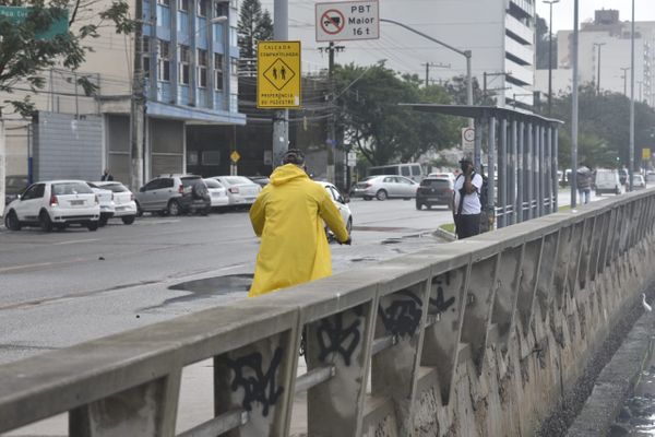 Chuva chega e muda o tempo por Rodrigo Gavini