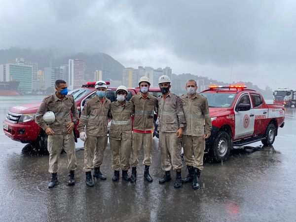 Equipe do Corpo de Bombeiros que trabalhou no resgate do trabalhador