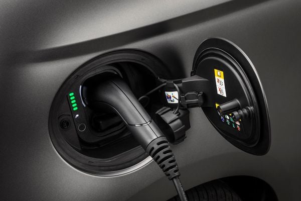 O 500e vem com um cabo padrão de seis metros de comprimento para carregamento doméstico por Fiat/Divulgação