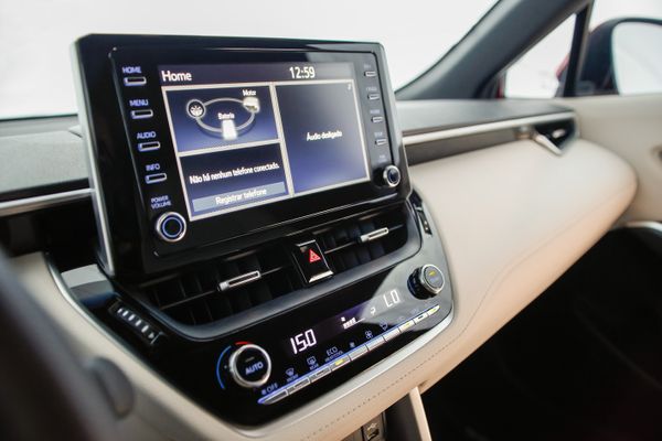 O painel multimídia de 10 polegadas também tem controles analógicos por Toyota/Divulgação 