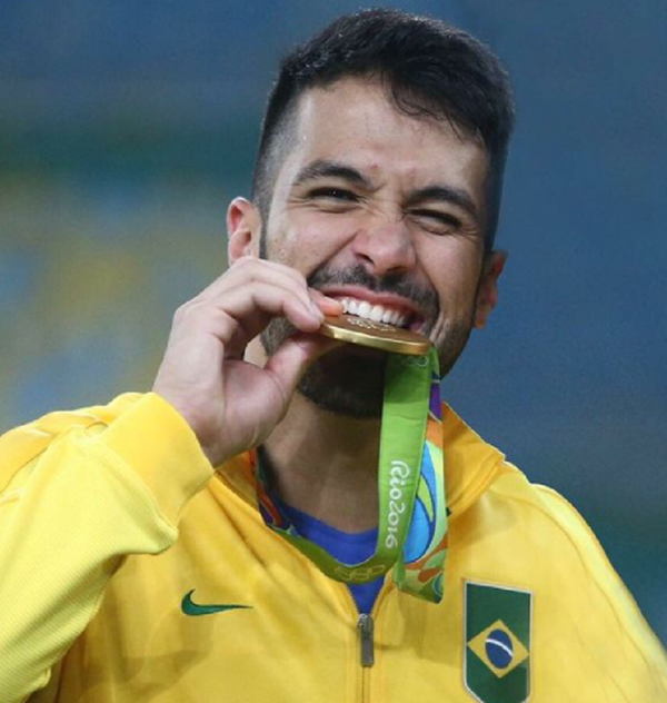 Zagueiro Luan comemora ouro olímpico no Rio de Janeiro