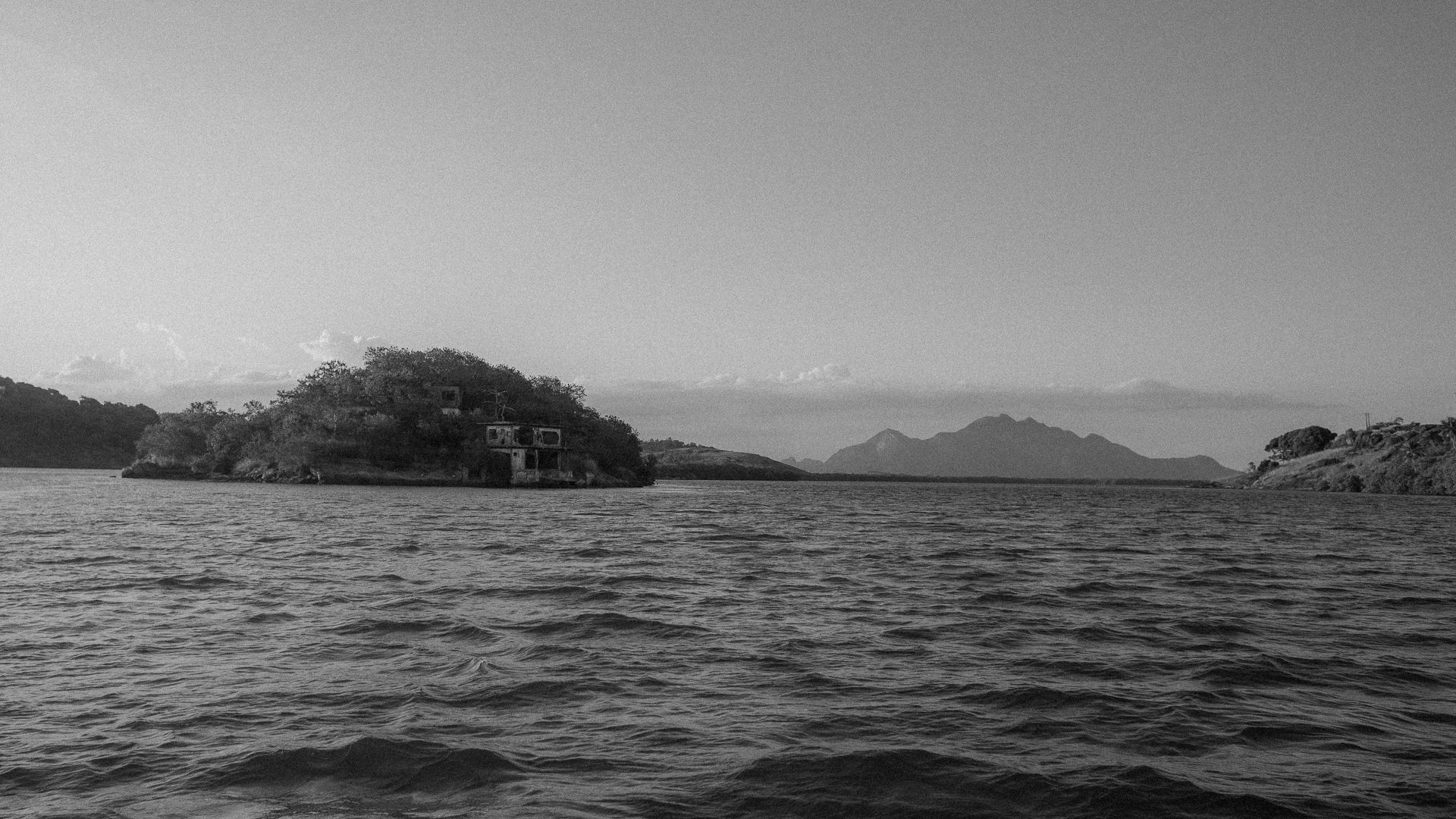 Ensaio de aproximação - proposta fotográfica de Barbara Bragatto, com imagem da Ilha da Pólvora, na Baía de Vitória