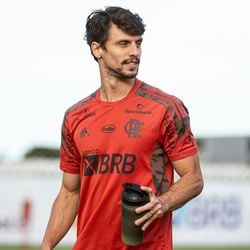 Ex-zagueiro chegou ao Ninho do Urubu nesta terça-feira (13) e assume vaga que era de Daniel Alegria