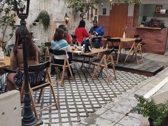 Ambiente da cafeteria por Quintal do Armazém/Divulgação