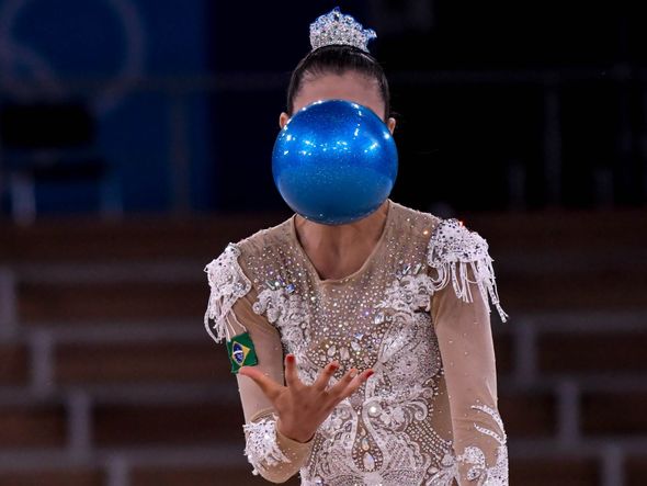 Quem é ela, Gabriela? Não, é a capixaba Déborah Medrado escondida atrás da bola por Vitor Jubini