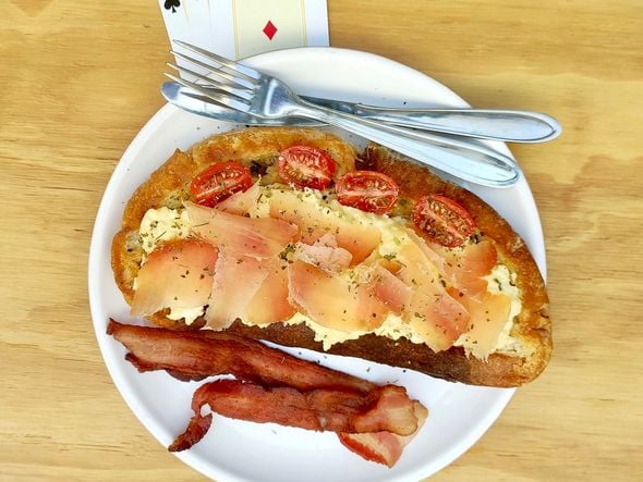 Toast Capixaba, com ovos cremosos, socol e tomate por Quintal do Armazém/Divulgação