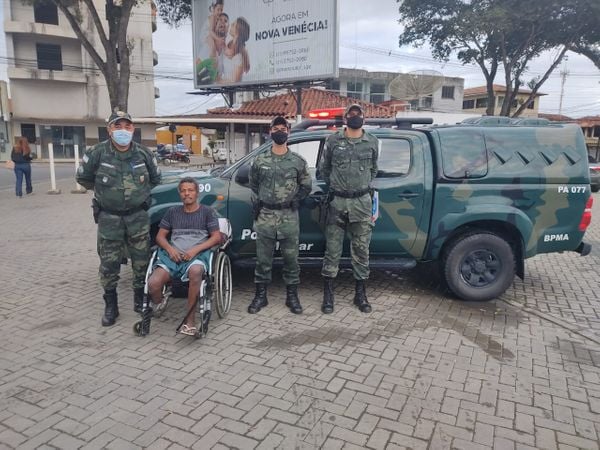Os militares e o cadeirante após romperem a ladeira íngreme em Nova Venécia