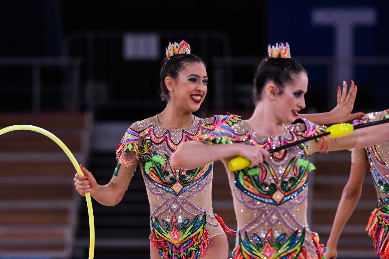 As capixabas Geovanna Santos e Déborah Medrado fazem parte da equipe de ginástica rítmica do Brasil em Tóquip