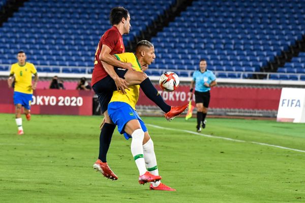 Brasil e Espanha se enfrentam pela final do futebol masculino das Olimopi por Vitor Jubini