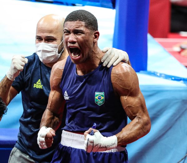 Hebert Conceição derruba ucraniano, se emociona e conquista ouro no boxe