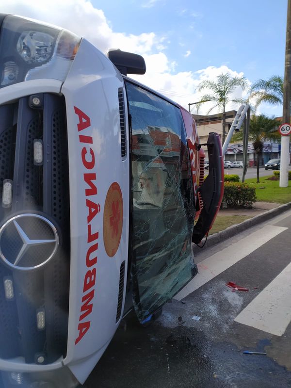 Acidente entre ambulância do Samu e ônibus na Avenida Lindenberg, em Vila Velha por Letícia Gonçalves