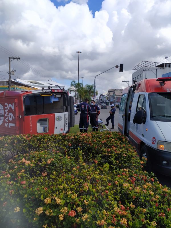 Acidente entre ambulância do Samu e ônibus na Avenida Lindenberg, em Vila Velha por Letícia Gonçalves
